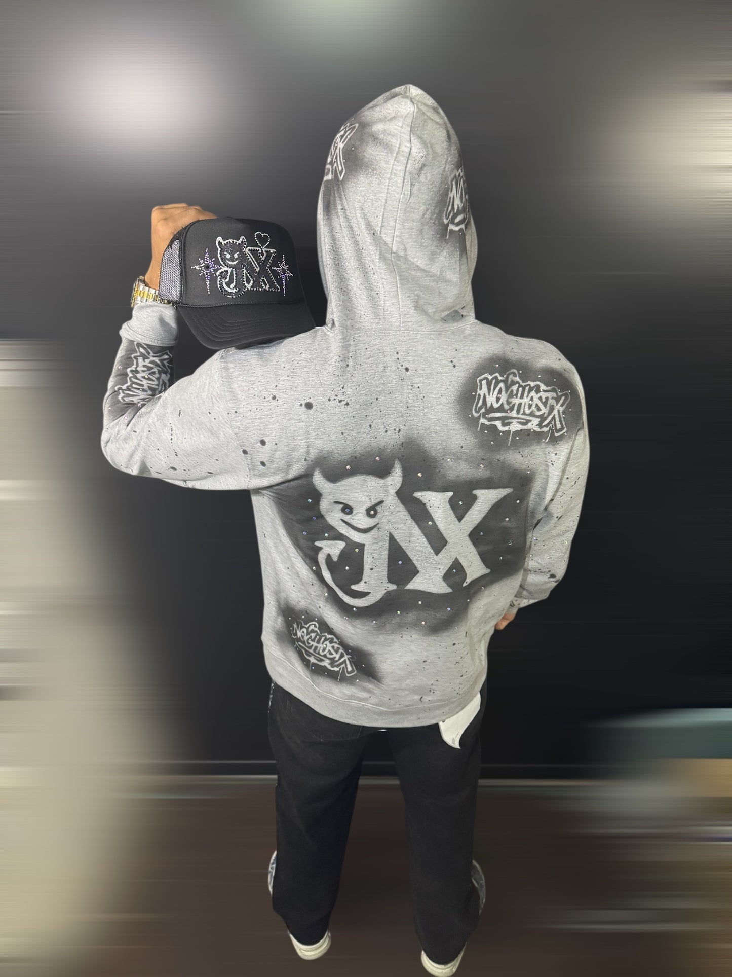 Abrigo NOGHOSTX – Hoodie Gris con Detalles en Diamantes