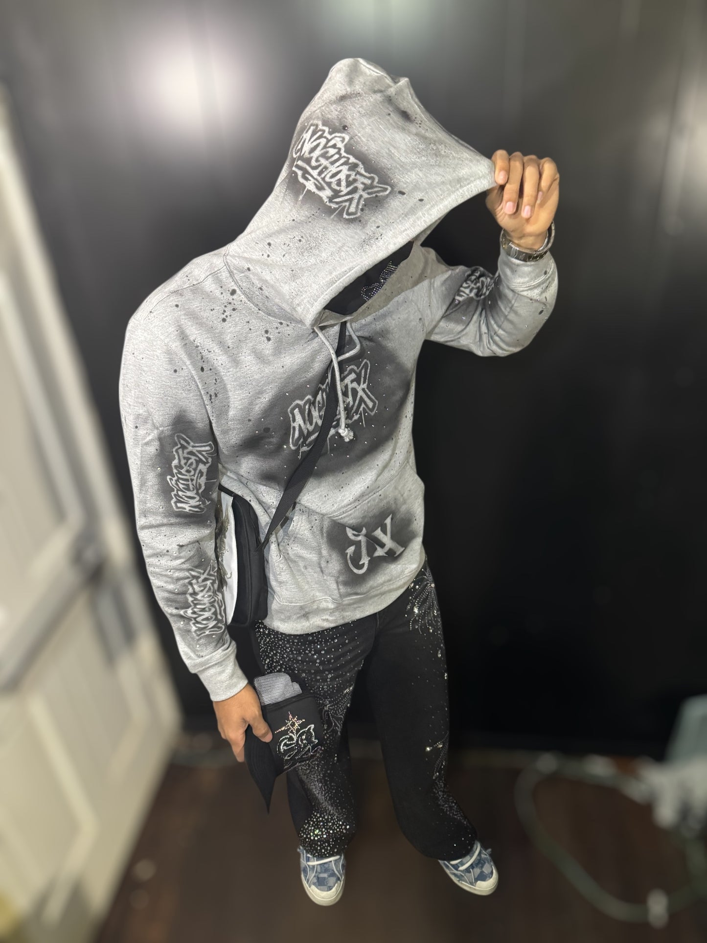 Abrigo NOGHOSTX – Hoodie Gris con Detalles en Diamantes