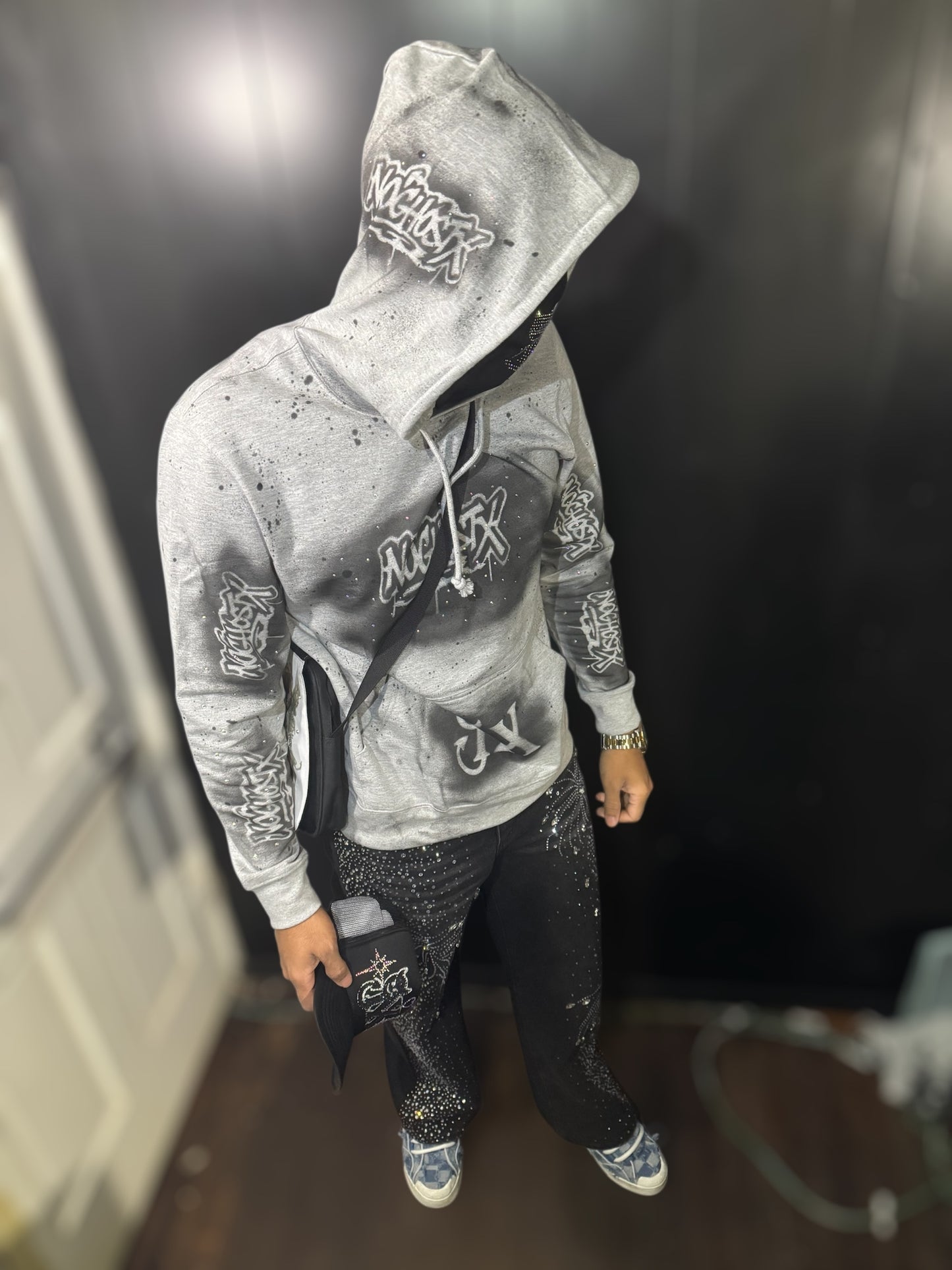 Abrigo NOGHOSTX – Hoodie Gris con Detalles en Diamantes
