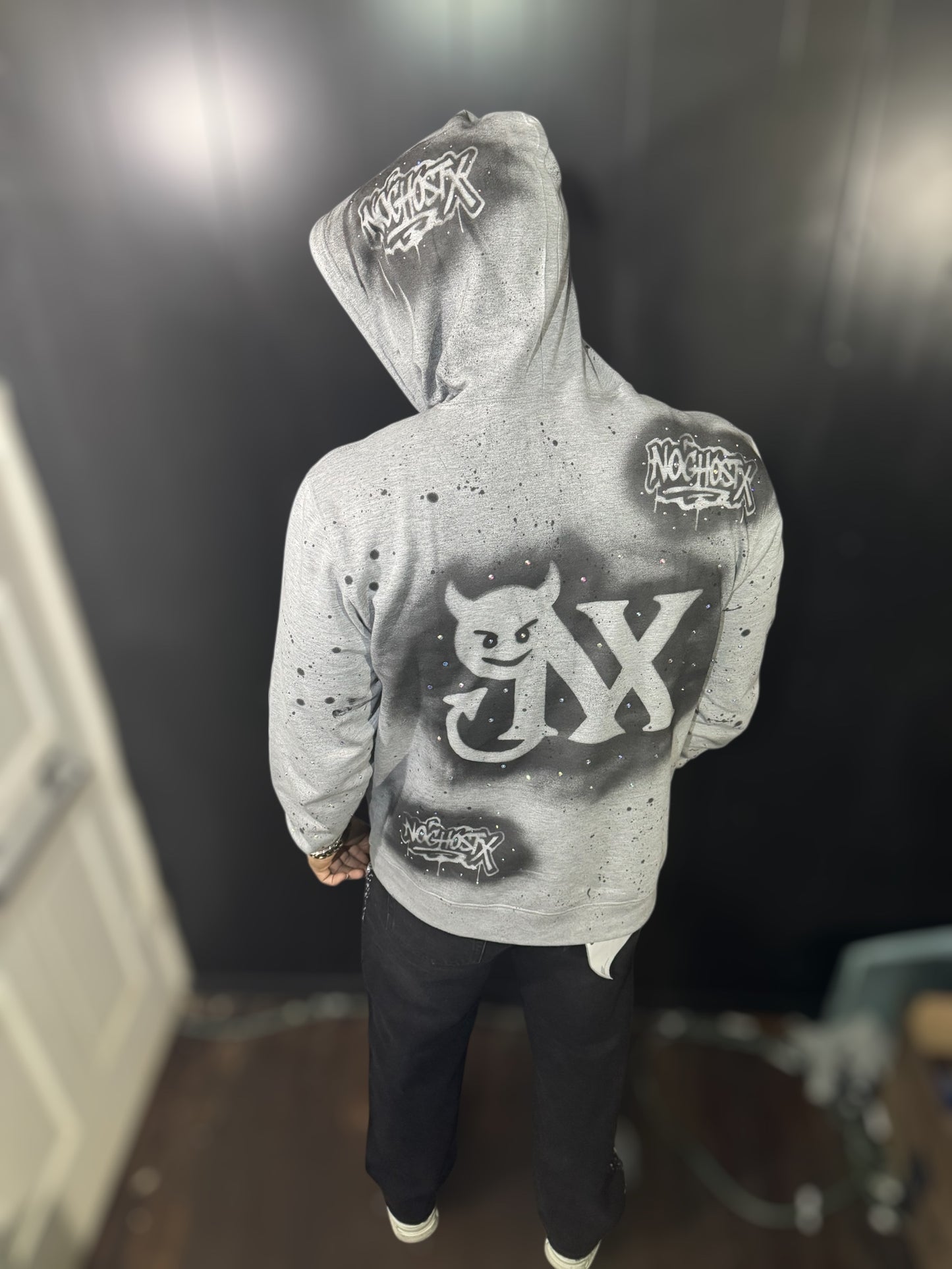 Abrigo NOGHOSTX – Hoodie Gris con Detalles en Diamantes