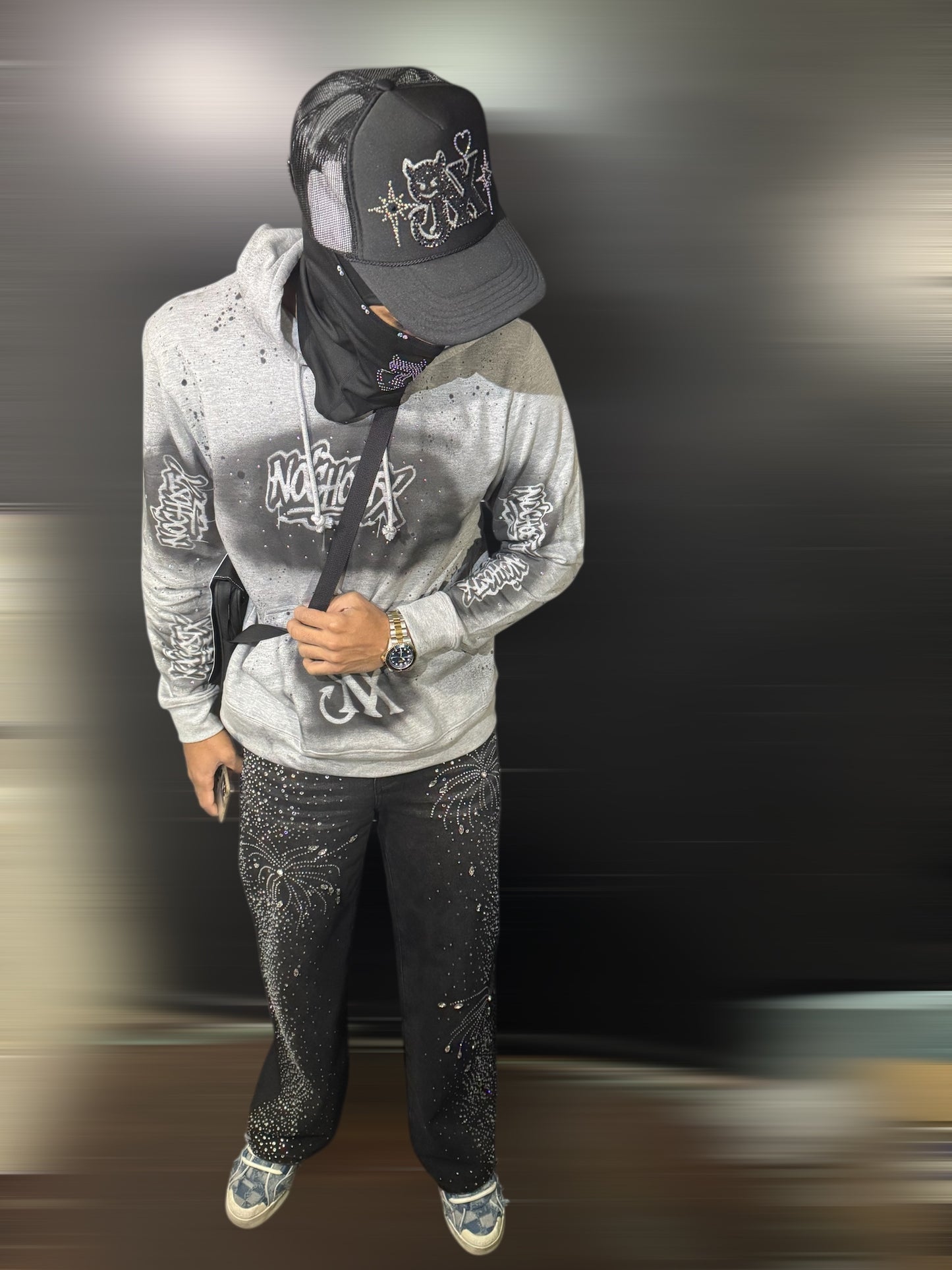 Abrigo NOGHOSTX – Hoodie Gris con Detalles en Diamantes