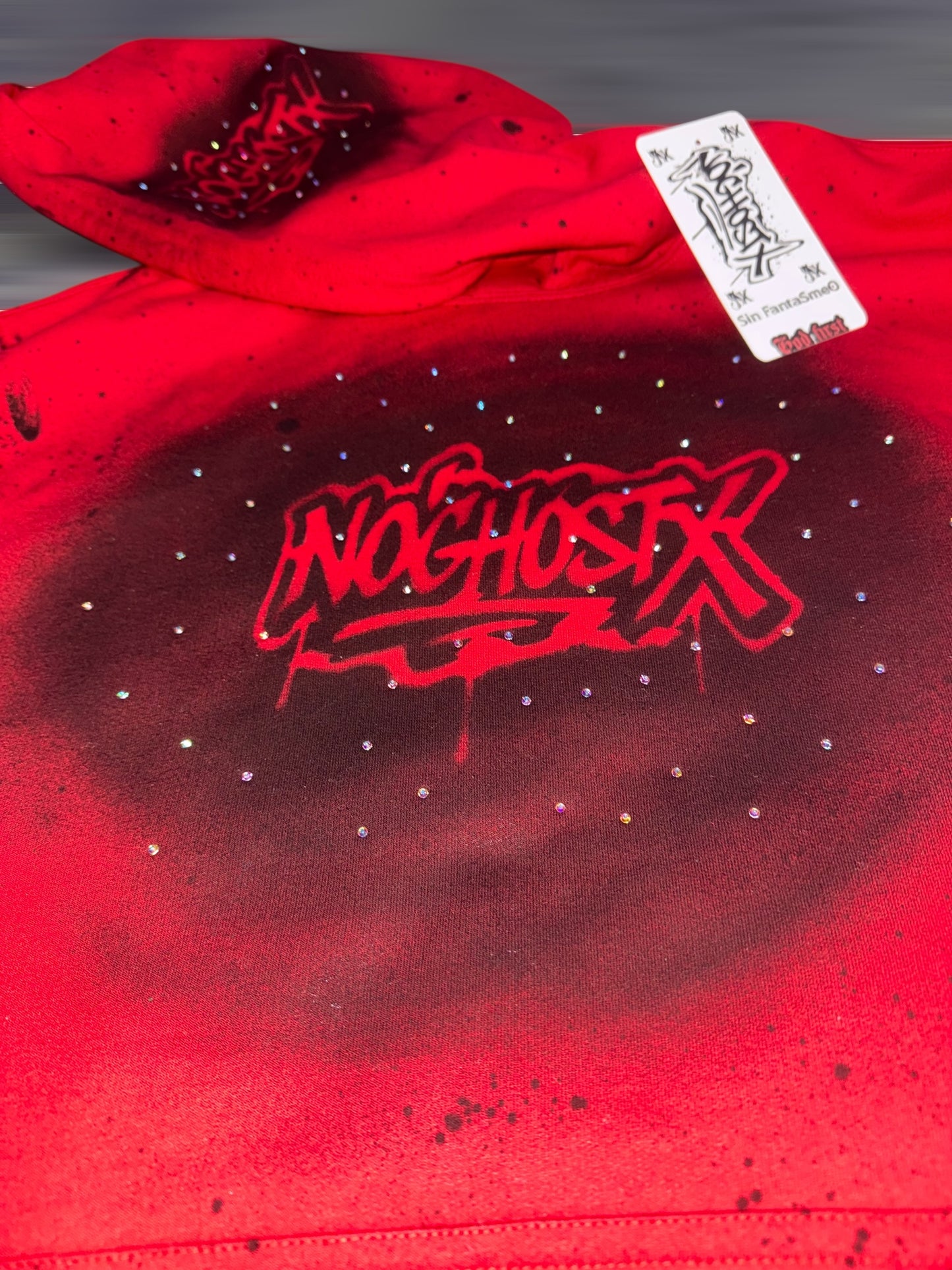 Abrigo NOGHOSTX – Hoodie Rojo con Detalles Urbanos Premium👹